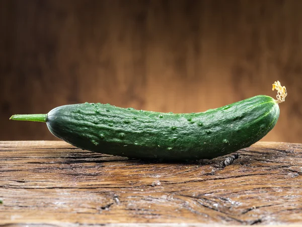 Pepino na mesa de madeira . — Fotografia de Stock