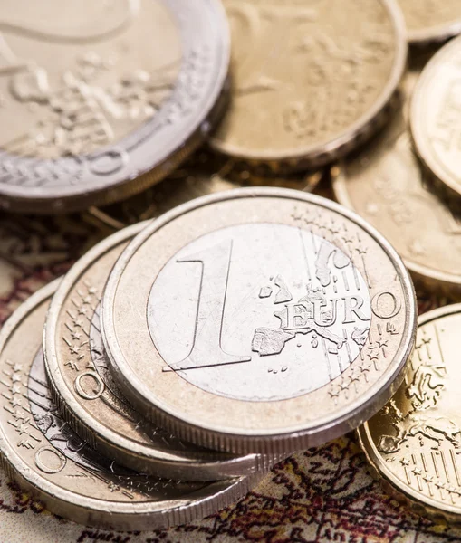 Monete in euro sulla mappa del vecchio mondo . — Foto Stock