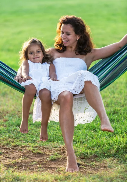 Mor och dotter vilar i sidan land. — Stockfoto