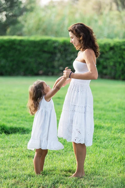 Mère et fille se reposent à la campagne . — Photo