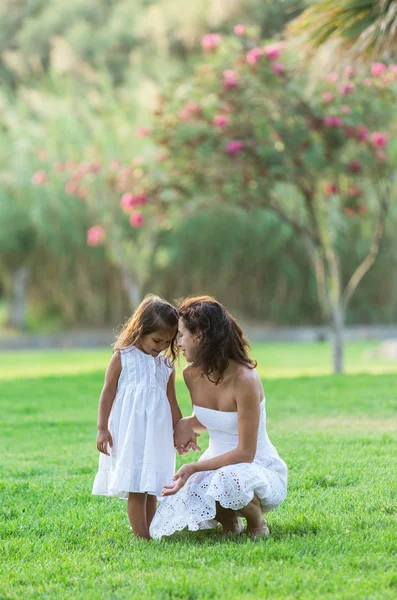 Mãe e filha estão descansando no campo . — Fotografia de Stock