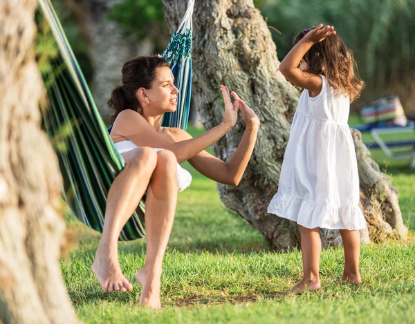 Mor och dotter vilar i sidan land. — Stockfoto