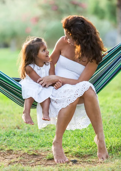 Mãe e filha estão descansando no campo . — Fotografia de Stock