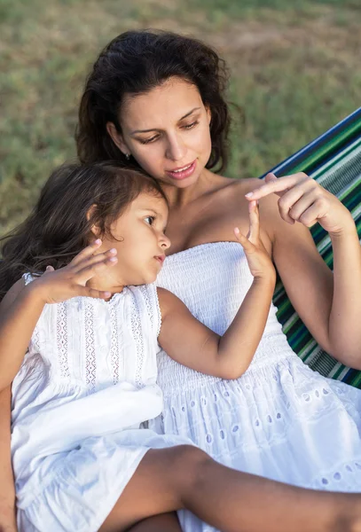 Mãe e filha estão descansando no campo . — Fotografia de Stock