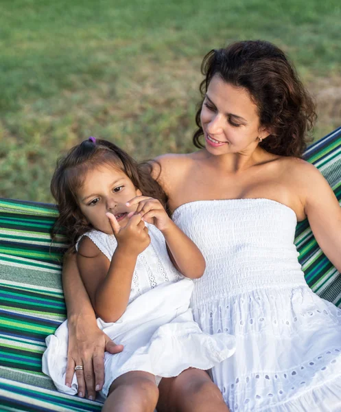 Mère et fille se reposent à la campagne . — Photo