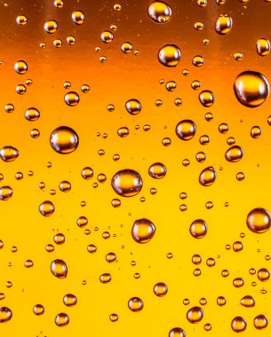 Su bardak bira üzerinde bırakır. Yakın çekim.