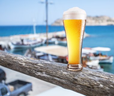 Bardak sahil bar sayaç üzerinde hafif bira. Doktor tekneler