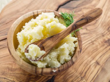 Servis tepsi ahşap kase patates püresi.