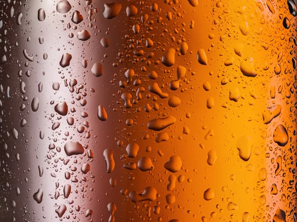 Vatten droppar på glas öl. På nära håll. — Stockfoto