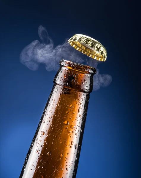 Apertura del tappo della birra con l'uscita del gas . — Foto Stock