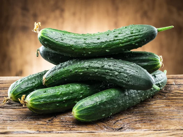 Gurken auf dem Holztisch. — Stockfoto