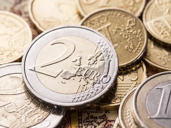 Eski dünya haritası üzerinde Euro coins. — Stok fotoğraf