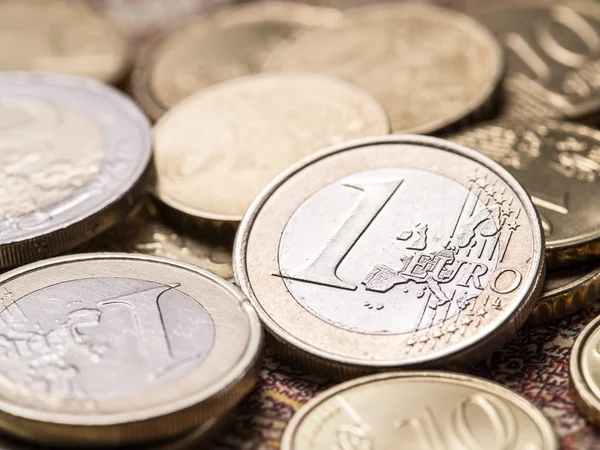 Eski dünya haritası üzerinde Euro coins. — Stok fotoğraf