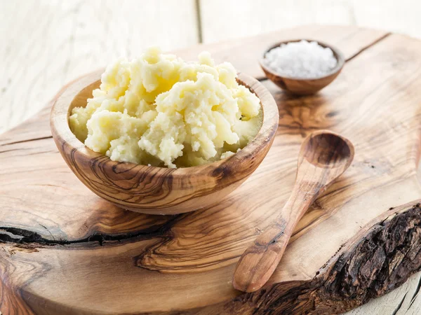 Mashed potatoes in the wooden bowl on the service tray. — Stock Photo, Image