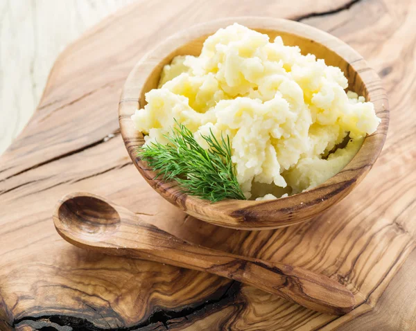 Kartoffelbrei in der hölzernen Schüssel auf dem Serviertablett. — Stockfoto