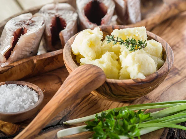 Mashed potatoes in the wooden bowl on the service tray. — Stock Photo, Image