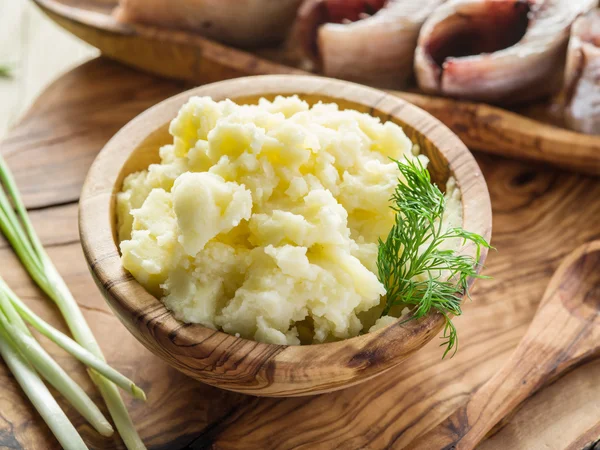 Mashed potatoes in the wooden bowl on the service tray. — Stock Photo, Image