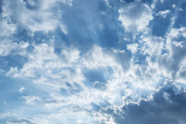 Sun rays in the cloudy sky. — Stock Photo, Image