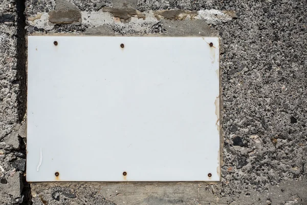 A placa de plástico branco para cartazes na parede de pedra . — Fotografia de Stock