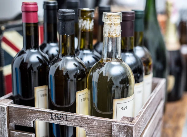 Garrafas de vinho em uma caixa de madeira  . — Fotografia de Stock