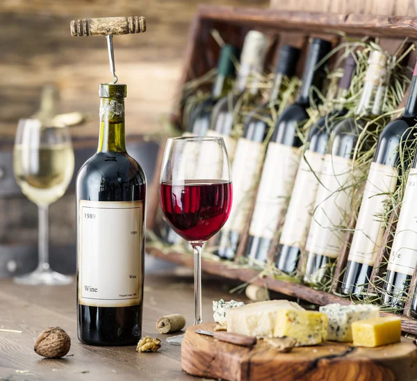 Sklenice vína a sýrů desky. — Stock fotografie