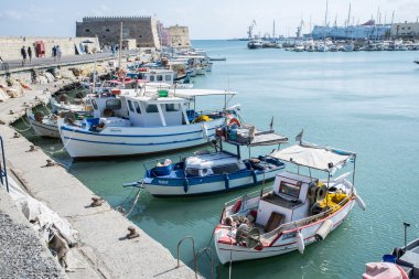 Tekne Kandiye Limanı rıhtım. Yunanistan 16.09.2015.
