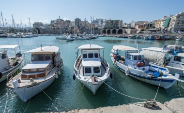 Tekne Kandiye Limanı rıhtım. Crete. Yunanistan 16.09.2015.