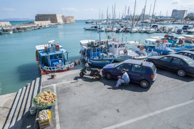 Tekne Kandiye Limanı rıhtım. Crete. Yunanistan 16.09.2015.