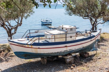 Balıkçı tekneleri Girit Elounda sahil. Yunanistan 19.09.20