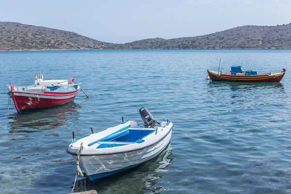 Balıkçı tekneleri üzerinde Elounda coast of Crete.Greece 19.09.201 — Stok fotoğraf