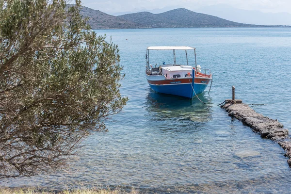 Balıkçı tekneleri üzerinde Elounda coast of Crete.Greece 19.09.201 — Stok fotoğraf