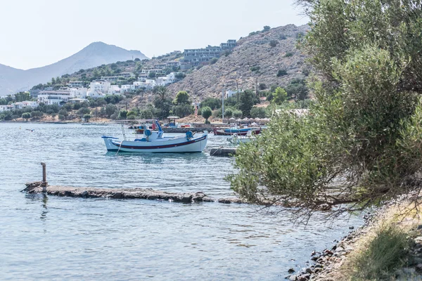 Τα αλιευτικά σκάφη για την Ελούντα ακτή του ο Crete.Greece 19.09.201 — Φωτογραφία Αρχείου