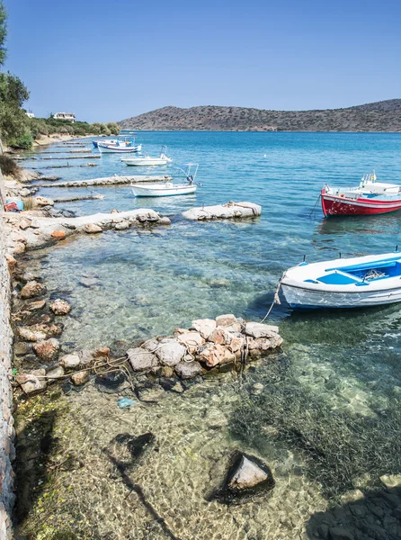 Fischerboote an der beredten Küste des Betons. Griechenland 19.09.20 — Stockfoto