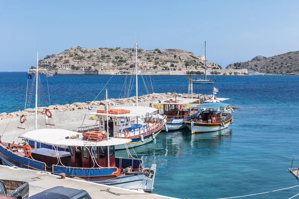 Fischerboote an der beredten Küste des Betons. Griechenland 19.09.20 — Stockfoto
