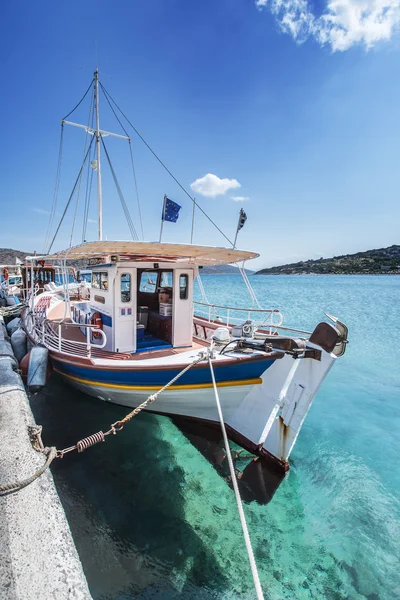 Motor Yatlar üzerinde Elounda coast of Crete.Greece 19.09.2015 — Stok fotoğraf