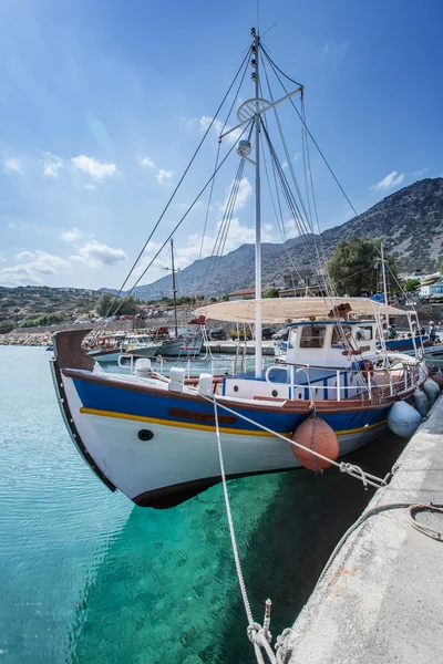 Motor Yatlar üzerinde Elounda coast of Crete.Greece 19.09.2015 — Stok fotoğraf