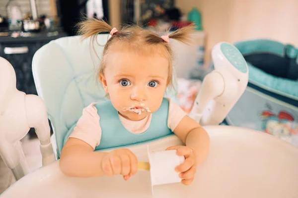 Child Girl Kitchen Table Child Chair Eating Yogurt — Stock Photo, Image