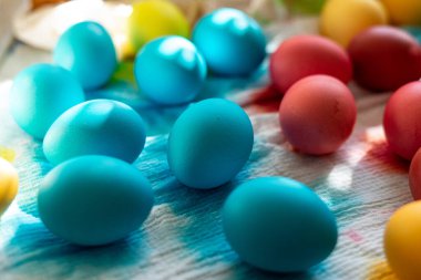 Çikolata yumurta Paskalya için renkli folyo