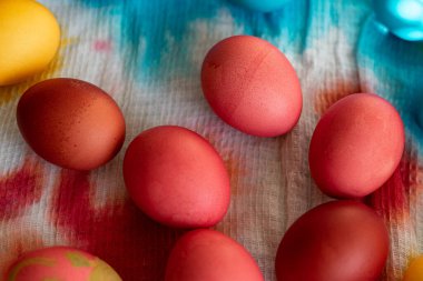 Çikolata yumurta Paskalya için renkli folyo