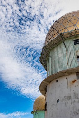Seia 'daki Serra da Estrela kulesini kapatın. Portekiz' in en yüksek noktası. Bulutlu bir gökyüzü.