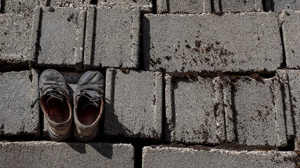 Duvara Gömülü Eski Bir Çift Ayakkabı — Stok fotoğraf