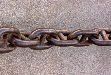 Sokakta asılı kocaman halkaları olan büyük metal bir zincir.