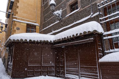 Madrid 'de Filomena adında bir fırtına var. Şiddetli kar ve rüzgârlı bir fırtına Madrid halkını Madrid' in merkezine, şehirlerindeki inanılmaz manzara değişimini gözlemlemek için gönderdi.