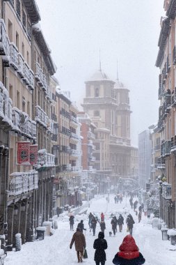 Madrid 'de Filomena adında bir fırtına var. Şiddetli kar ve rüzgârlı bir fırtına Madrid halkını Madrid' in merkezine, şehirlerindeki inanılmaz manzara değişimini gözlemlemek için gönderdi.