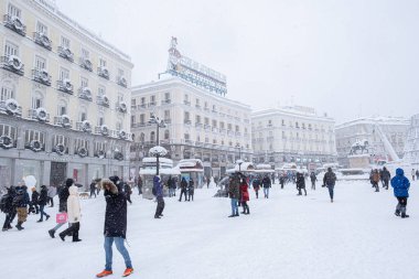 Madrid 'de Filomena adında bir fırtına var. Şiddetli kar ve rüzgârlı bir fırtına Madrid halkını Madrid' in merkezine, şehirlerindeki inanılmaz manzara değişimini gözlemlemek için gönderdi.