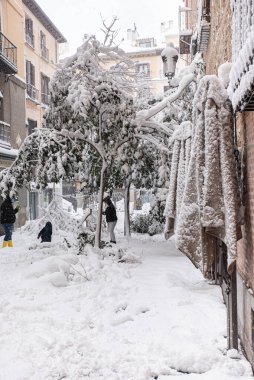 Madrid 'de Filomena adında bir fırtına var. Şiddetli kar ve rüzgârlı bir fırtına Madrid halkını Madrid' in merkezine, şehirlerindeki inanılmaz manzara değişimini gözlemlemek için gönderdi.