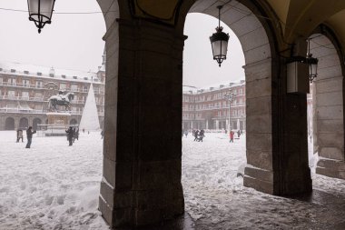 Madrid 'de Filomena adında bir fırtına var. Şiddetli kar ve rüzgârlı bir fırtına Madrid halkını Madrid' in merkezine, şehirlerindeki inanılmaz manzara değişimini gözlemlemek için gönderdi.