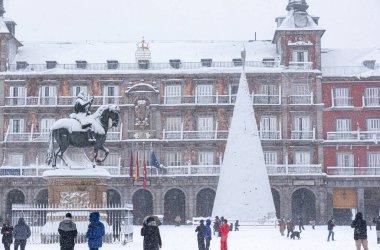 Madrid 'de Filomena adında bir fırtına var. Şiddetli kar ve rüzgârlı bir fırtına Madrid halkını Madrid' in merkezine, şehirlerindeki inanılmaz manzara değişimini gözlemlemek için gönderdi.