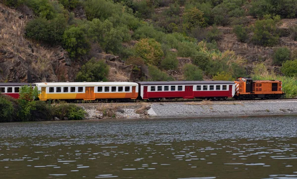 Tren Naranja Rojo Que Mueve Largo Las Montañas Paralelo Río — Foto de Stock
