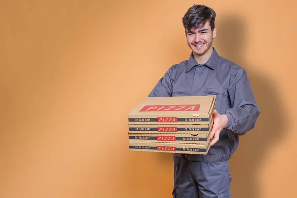 Fast Food Lieferant Mit Pizzakartons Der Hand Der Uniform Und — Stockfoto